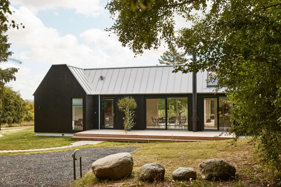 Arkitekttegnet delesommerhus beklædt med stålprofiler og træ, Skovsøvej 15, 4200 Slagelse